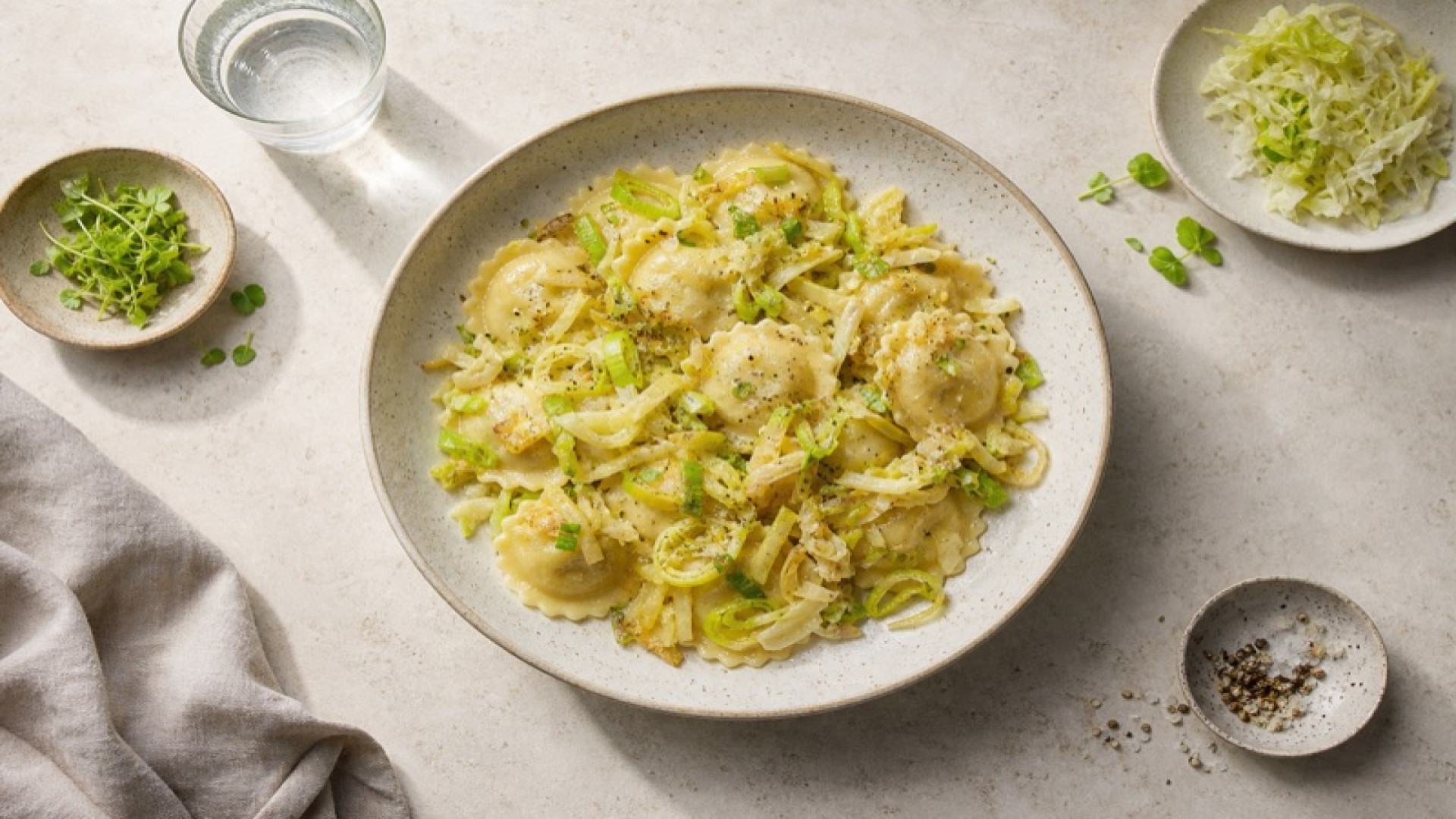 Ravioli mit Porree und Weißkohl-Pfanne