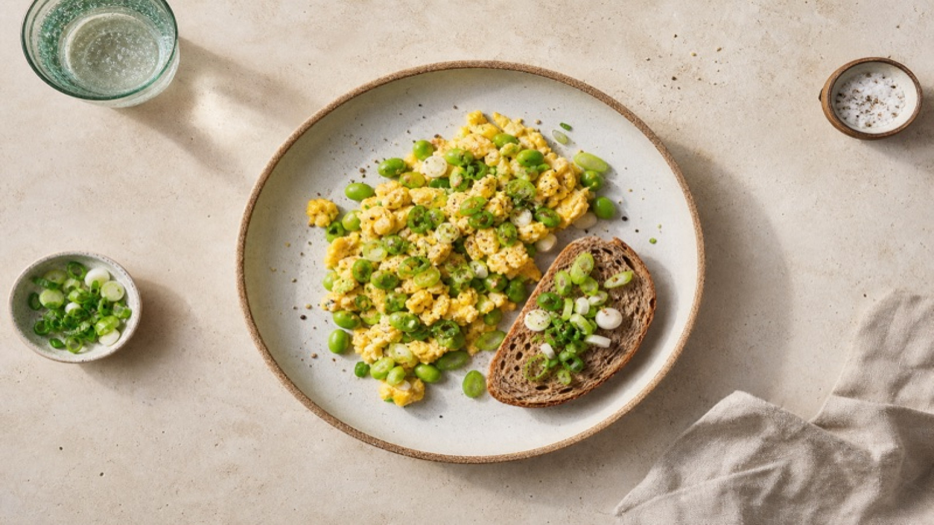 Rührei mit Edamame und Frühlingszwiebel-Dinkelbrot