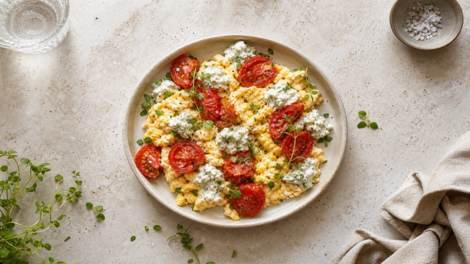Rührei mit gerösteten Tomaten und Frischkäse-Kräutern