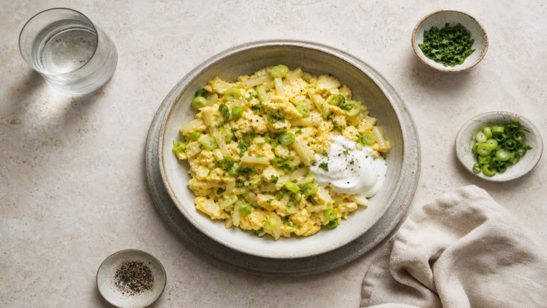 Rührei mit Sellerie, Frühlingszwiebeln und Joghurt