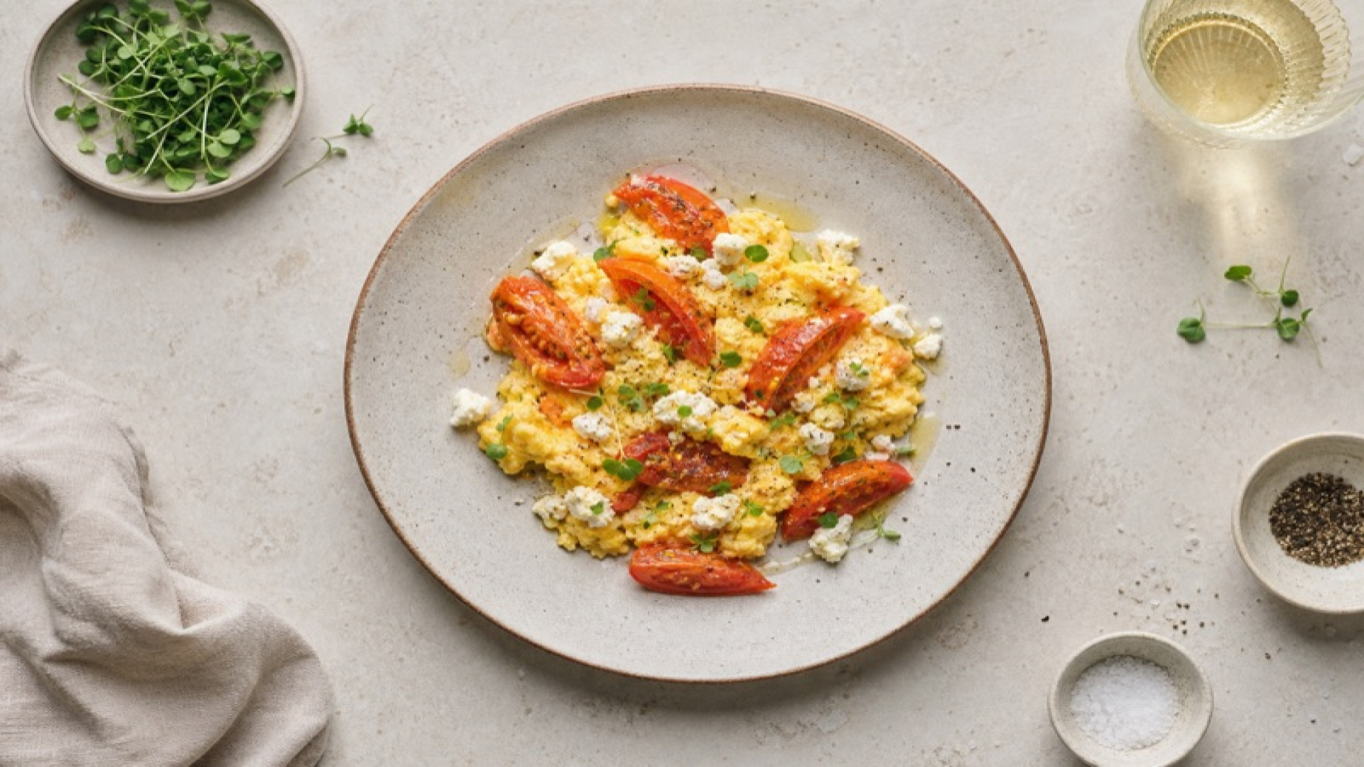 Rührei mit Tomaten und Ziegenkäse