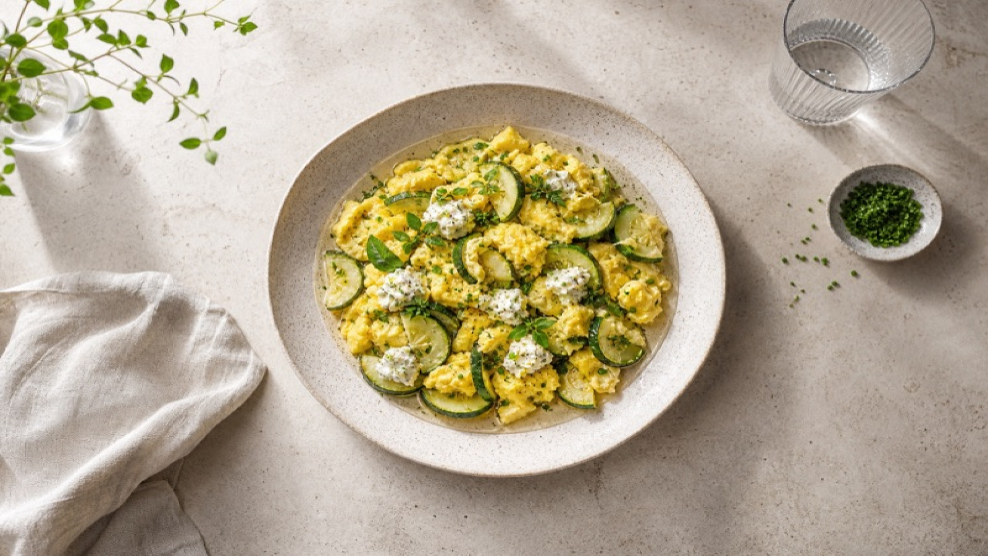 Rührei mit Zucchini und Frischkäse-Kräutern