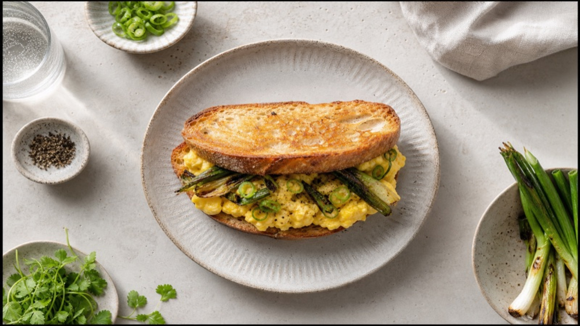 Rührei-Sandwich mit gebackenen Frühlingszwiebeln
