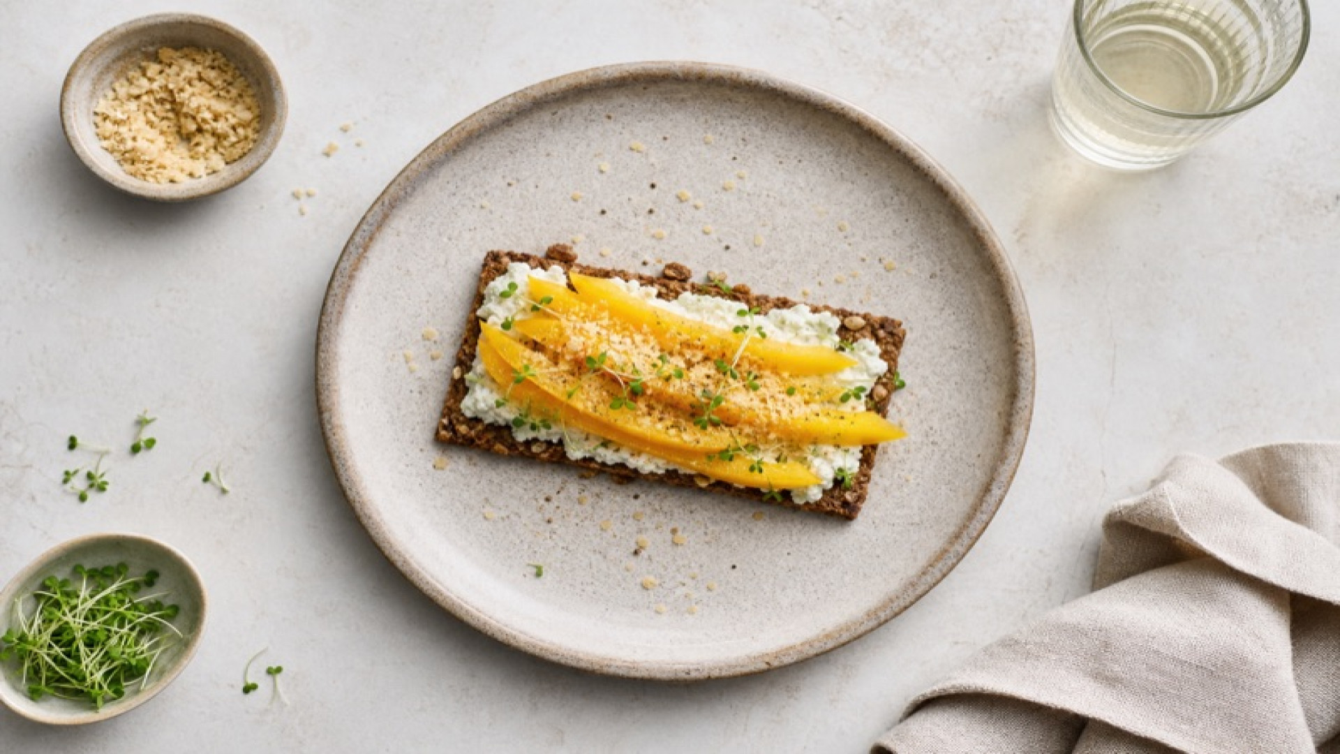 Ricotta-Knäckebrot mit Gelber Paprika und Hefeflocken