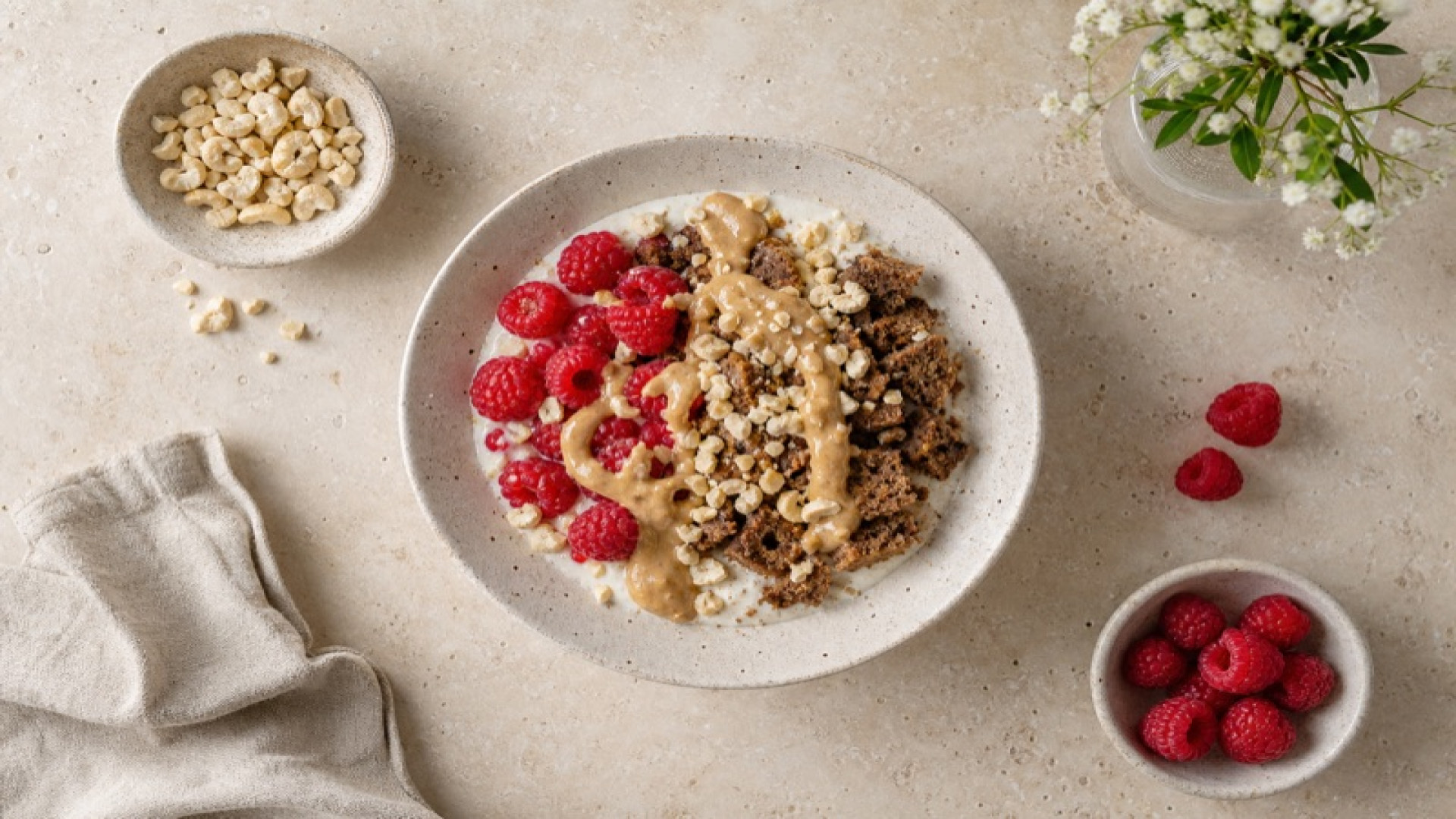 Roggenvollkornbrot-Bowl mit Sojajoghurt, Himbeeren und Cashewbutter
