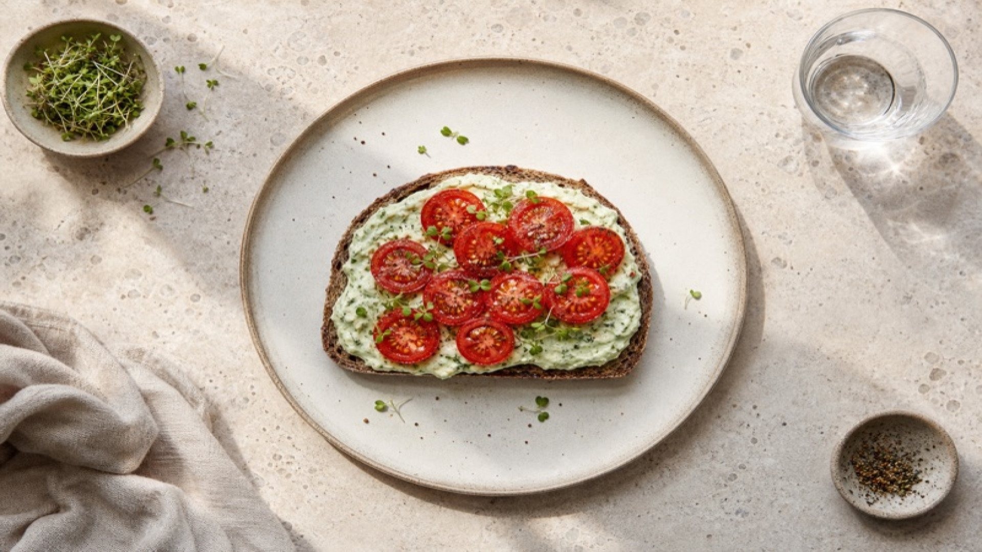 Roggenvollkornbrot mit Avocado-Quark und Kirschtomaten