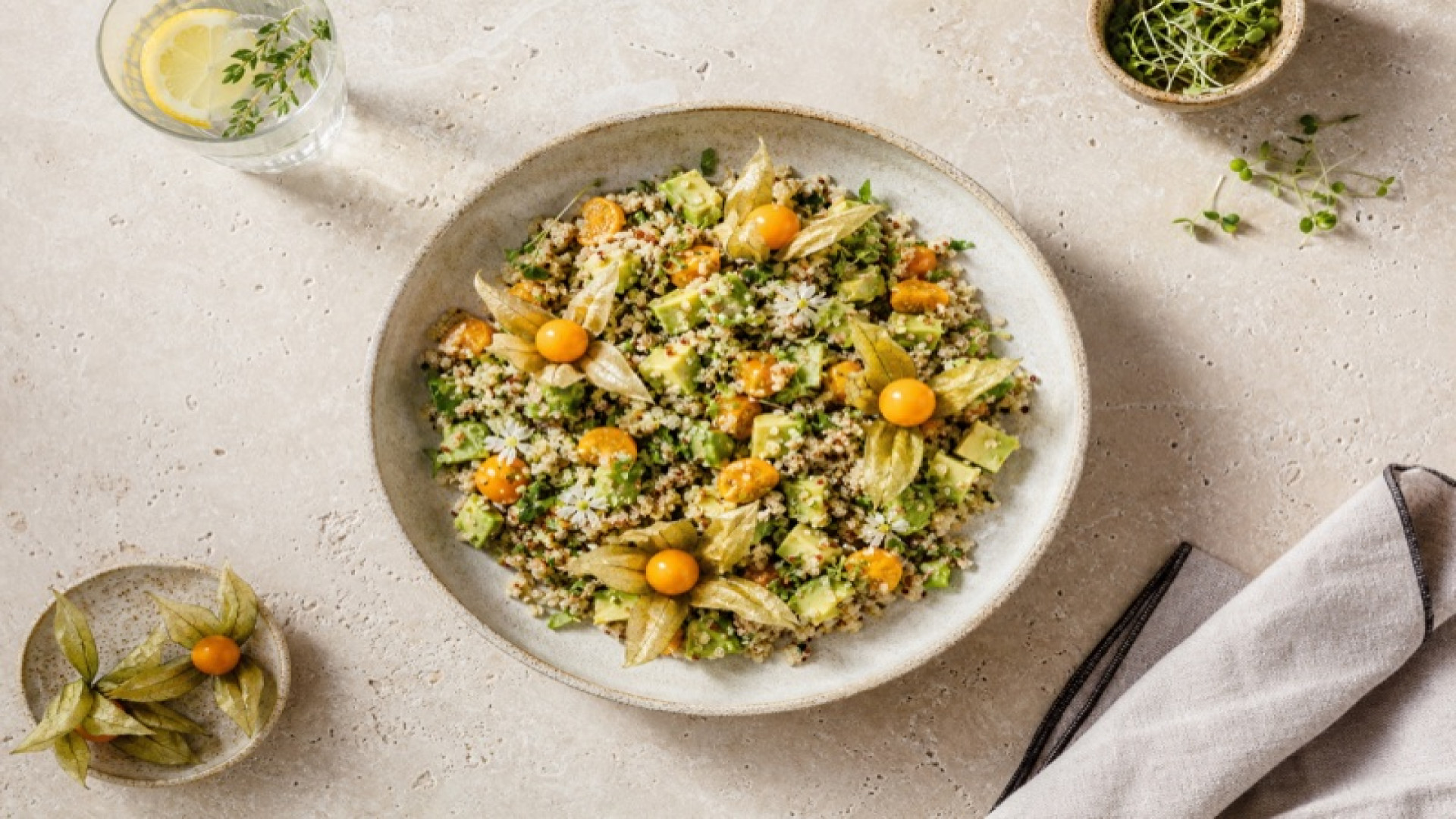 Roher Avocado-Quinoa-Salat mit Physalis