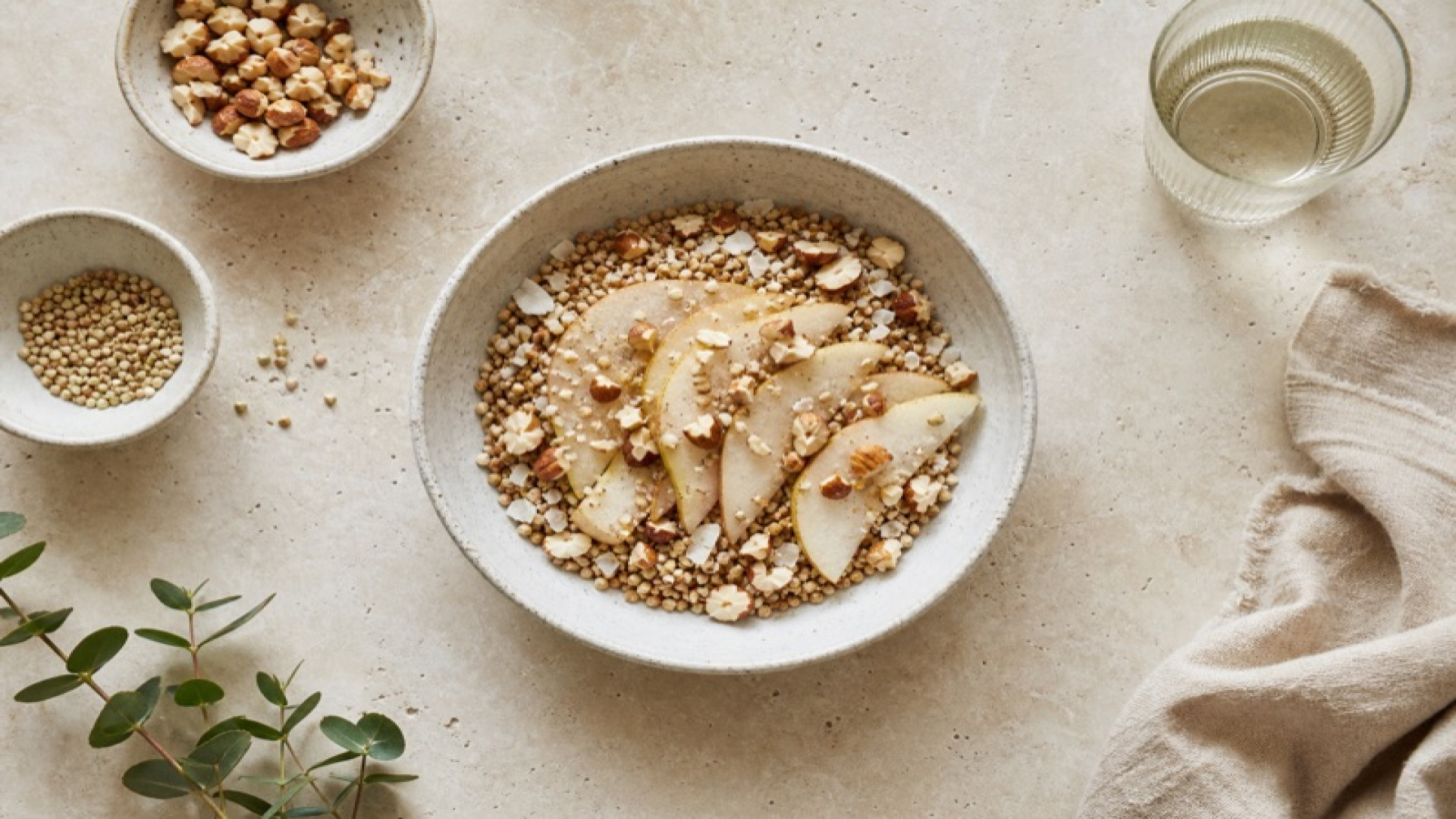 Rohes Buchweizen-Müsli mit Birne und Paranüssen