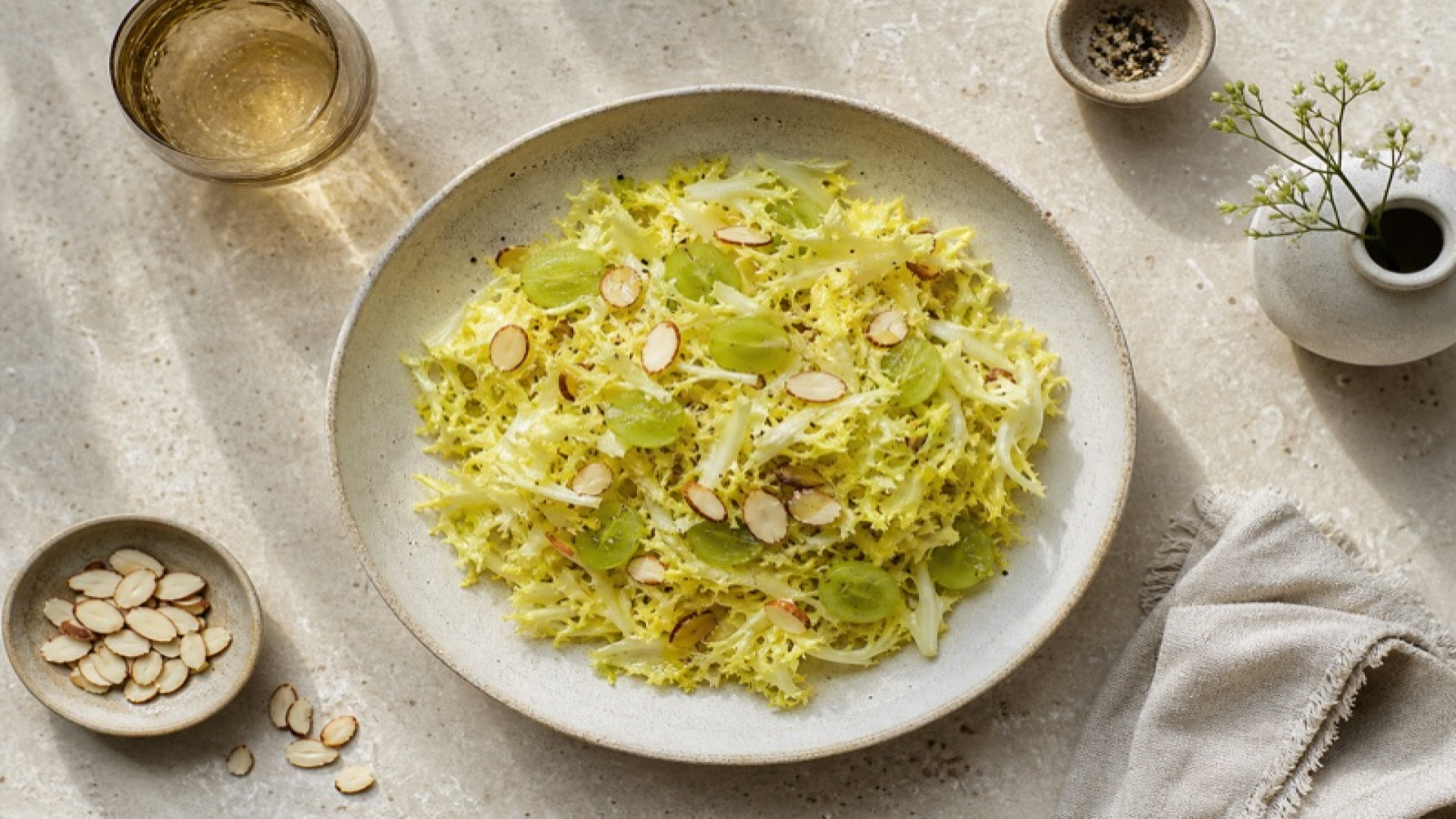 Rohkost-Salat mit Endivie, Weißen Trauben und Mandeln
