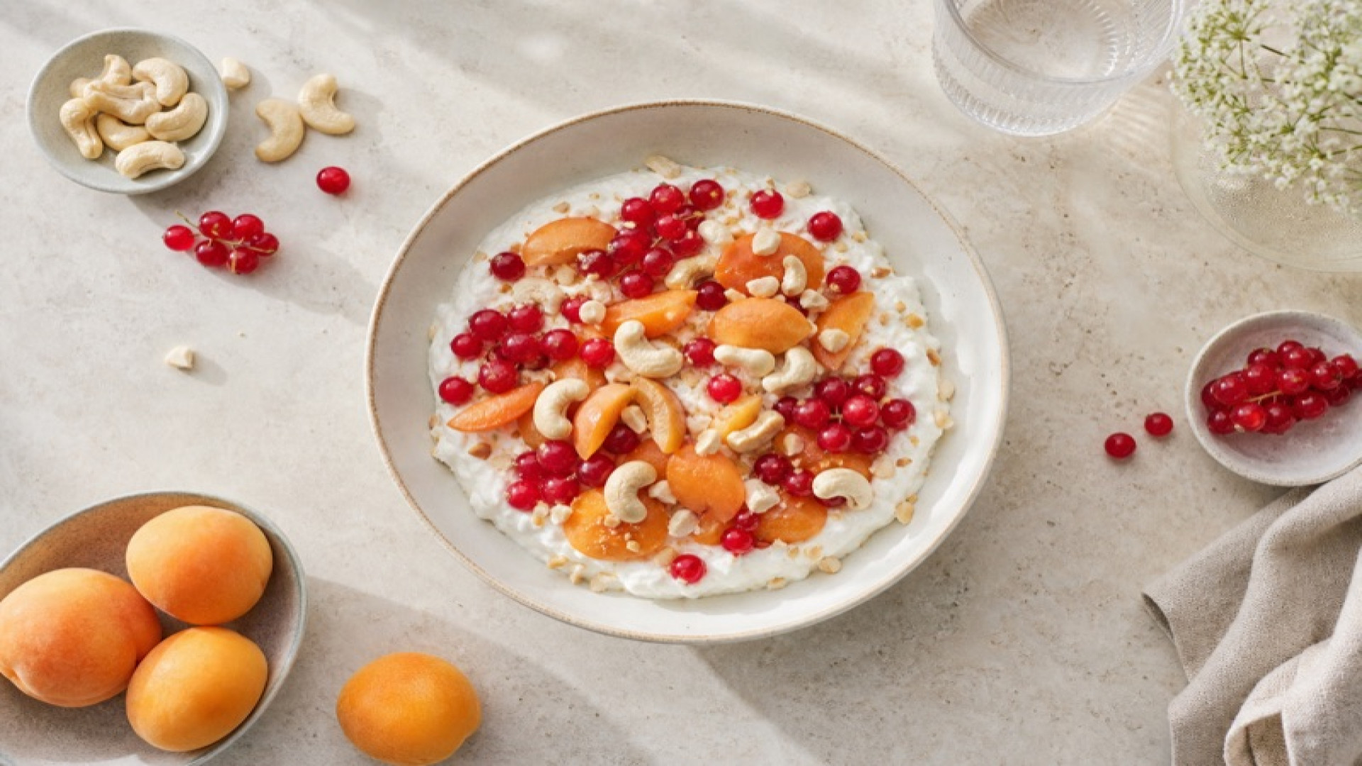 Rote-Johannisbeere-Quark-Bowl mit Cashews und Aprikosen