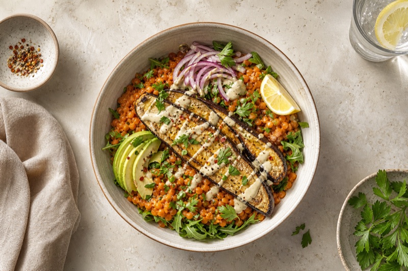 Rote-Linsen-Bowl mit gebackener Aubergine und Zitronen-Tahini