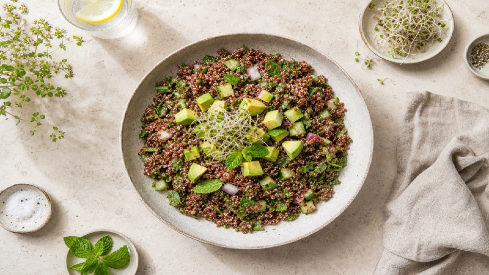 Rote Quinoa Tabbouleh mit Avocado und Sprossen