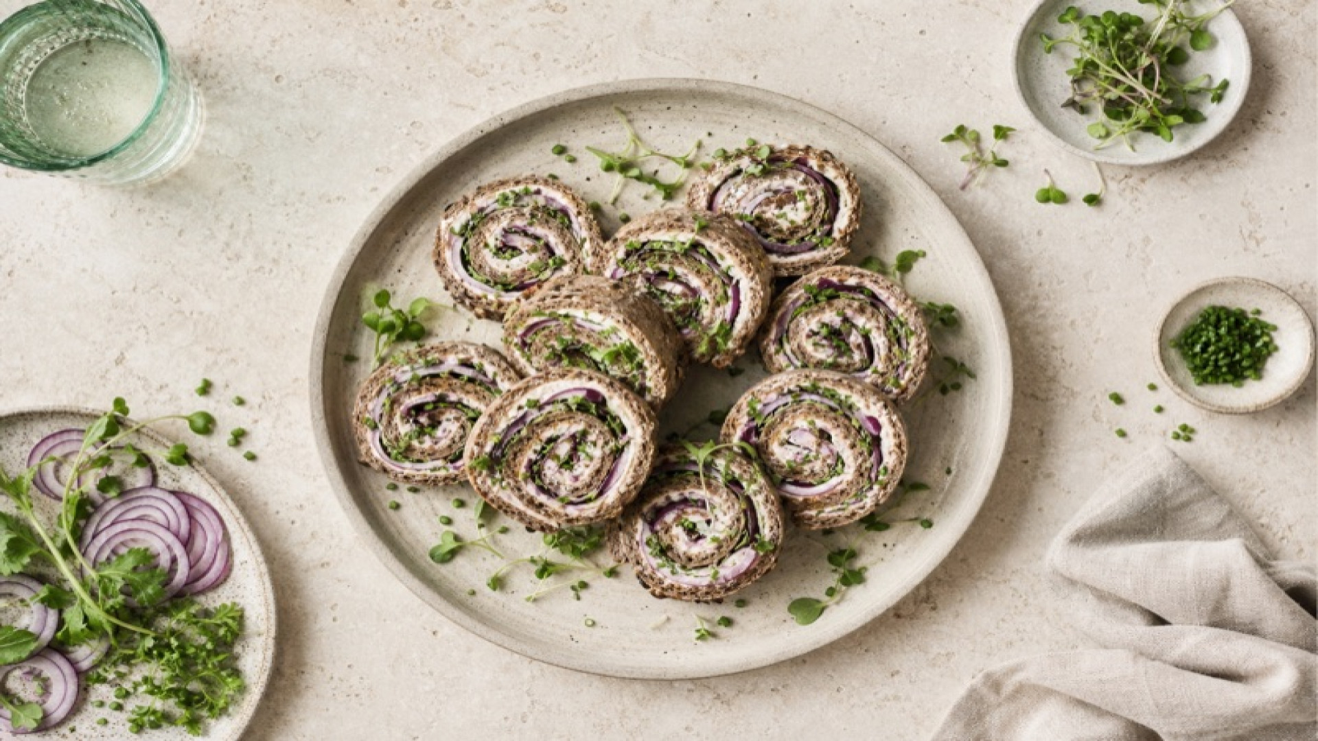Rote-Zwiebel-Frischkräuter-Röllchen im Roggenmischbrot