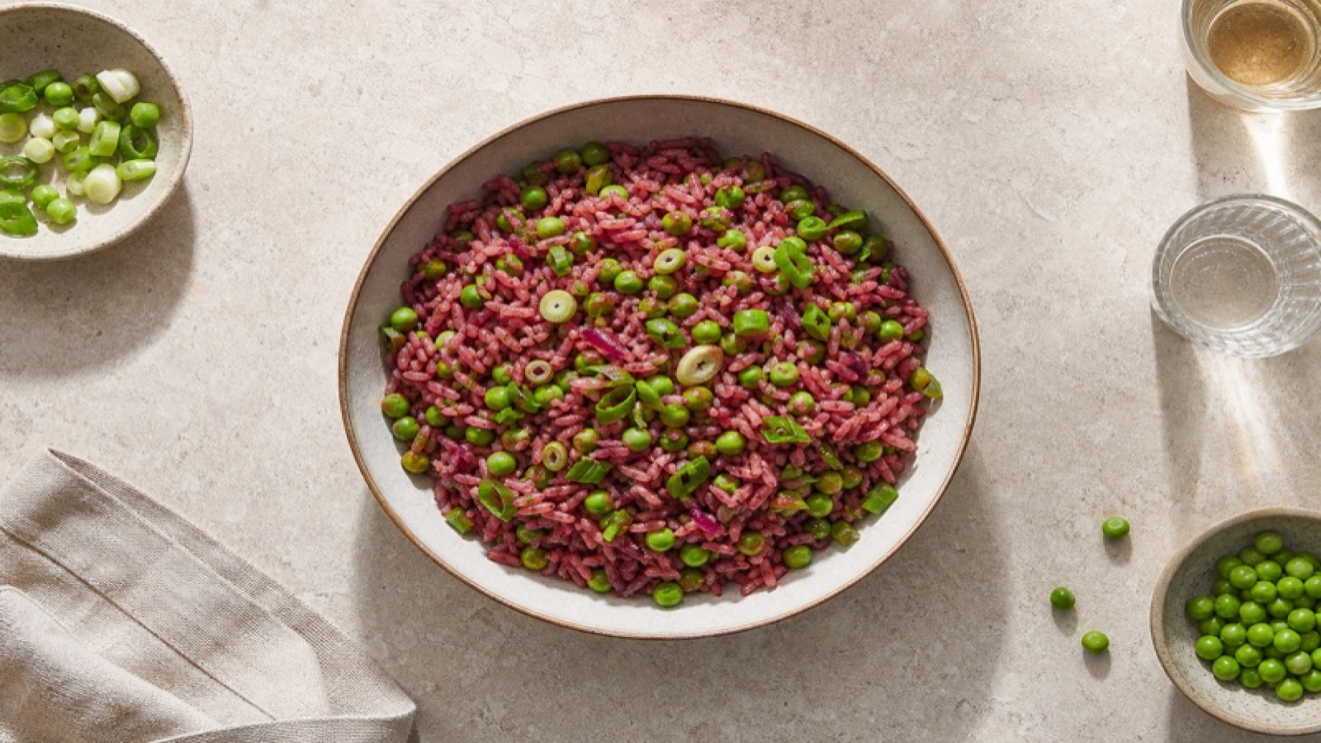 Rote Zwiebel-Reis mit Erbsen und Frühlingszwiebeln