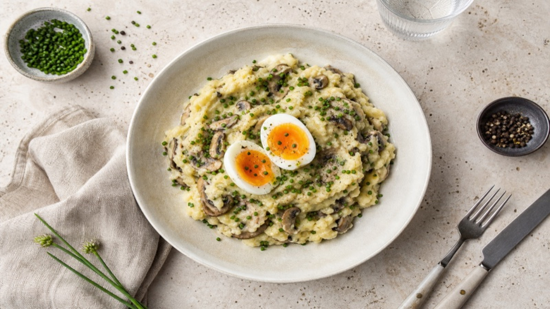Saftiger Kartoffel-Champignon-Stampf mit Ei und Schnittlauch