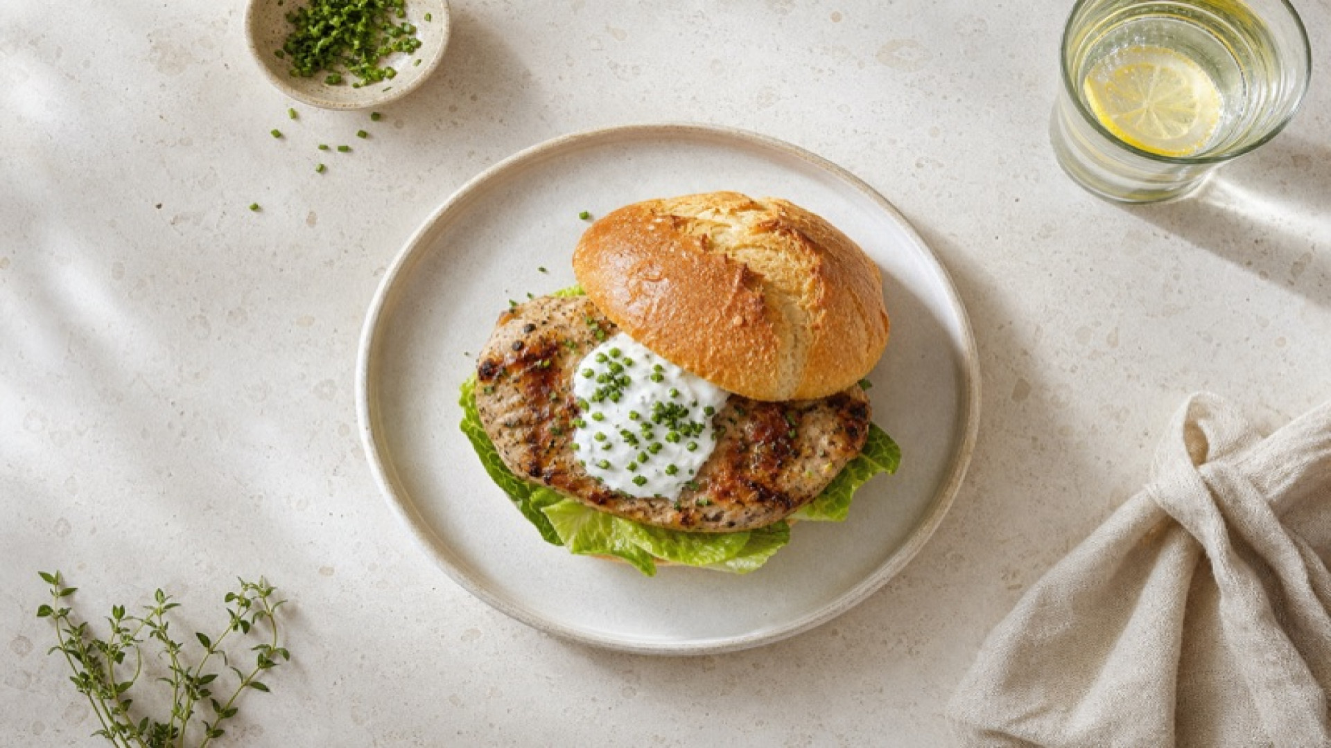 Saftiges Kalbsschnitzel-Sandwich mit Römer und Joghurt
