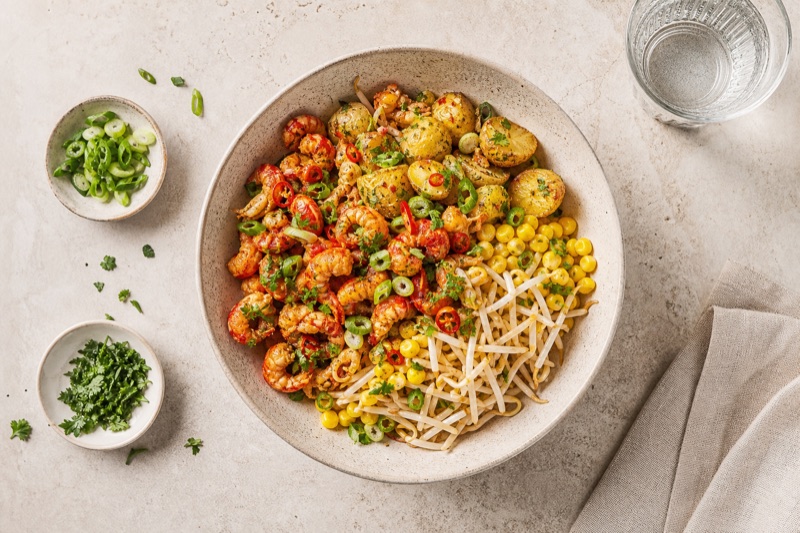 Scharfer Flusskrebs-Kartoffel-Bowl mit Sojasprossen und Mais