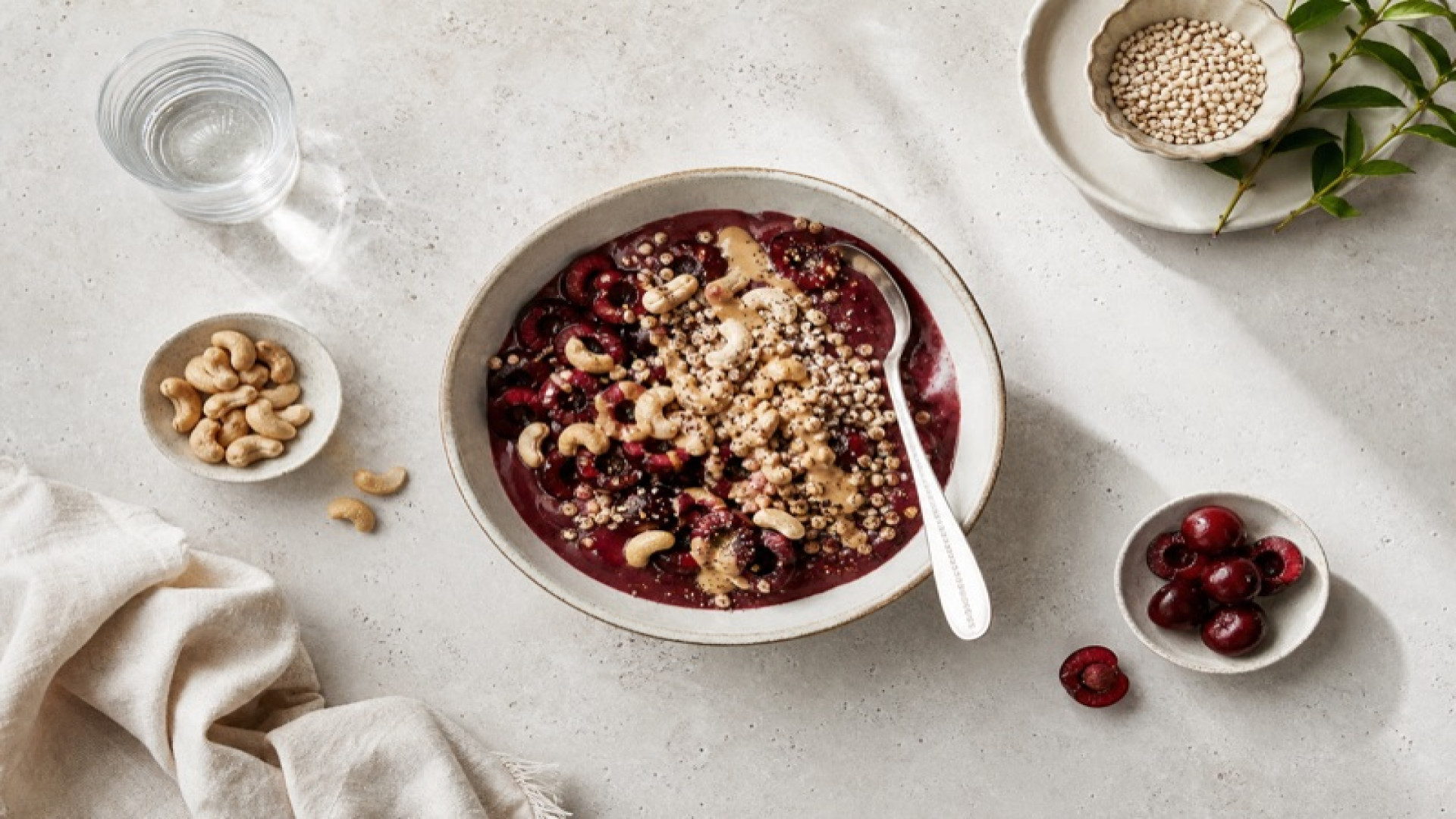 Schattenmorellen-Bowl mit gepufftem Buchweizen und Cashews