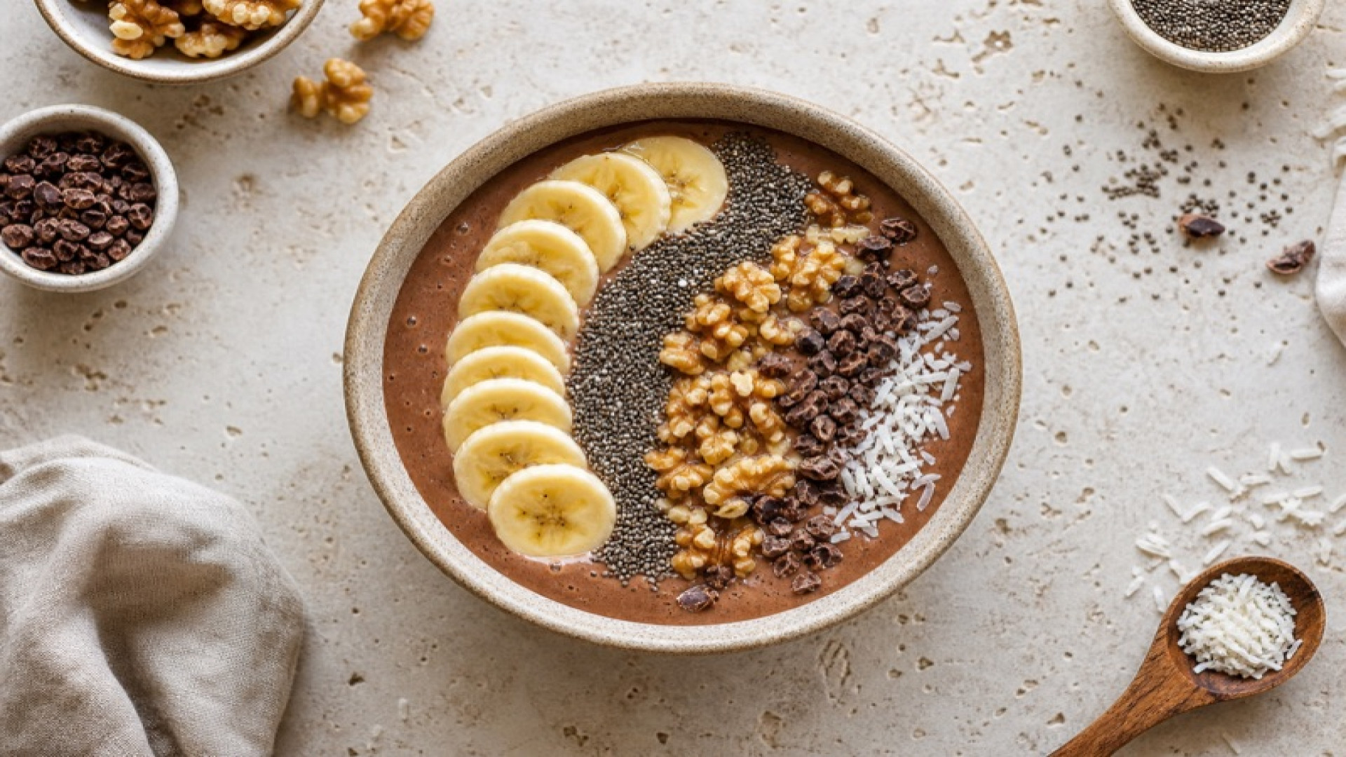Schokobowl mit Banane, Nüssen und Chiasamen