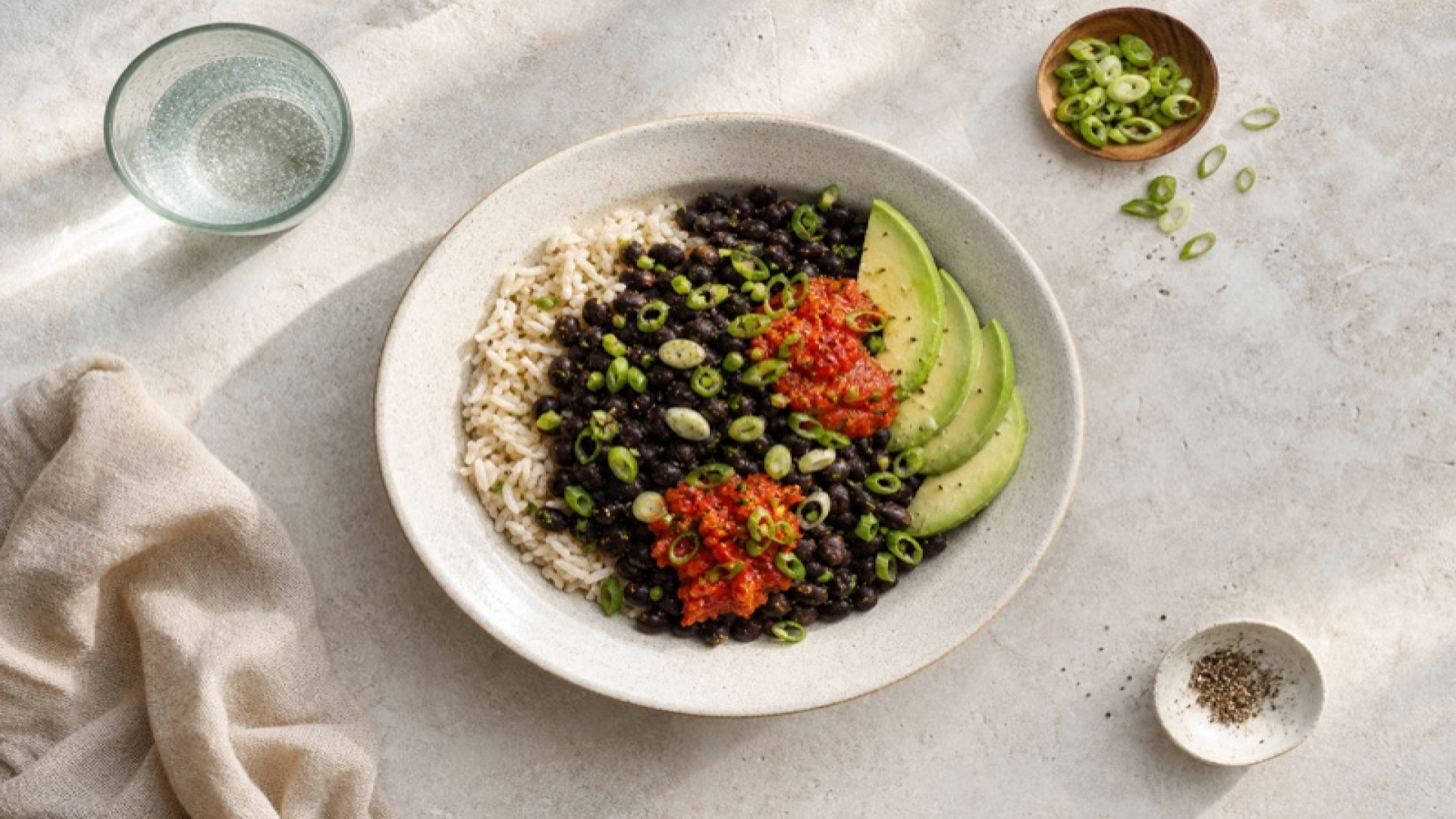 Schwarze-Bohnen-Bowl mit Ajvar und Frühlingszwiebeln