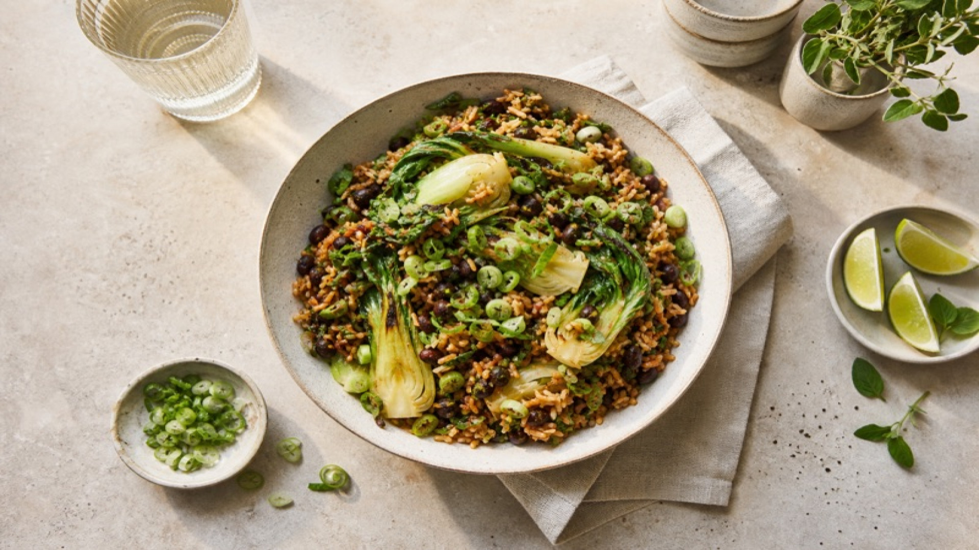 Schwarze-Bohnen-Reispfanne mit Pak Choi