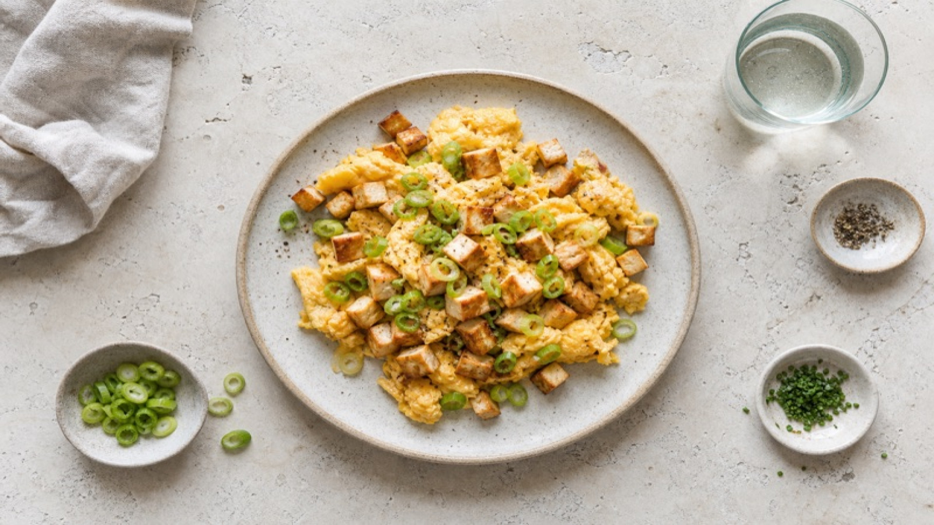 Scrambled Eggs mit Räuchertofu und Frühlingszwiebeln
