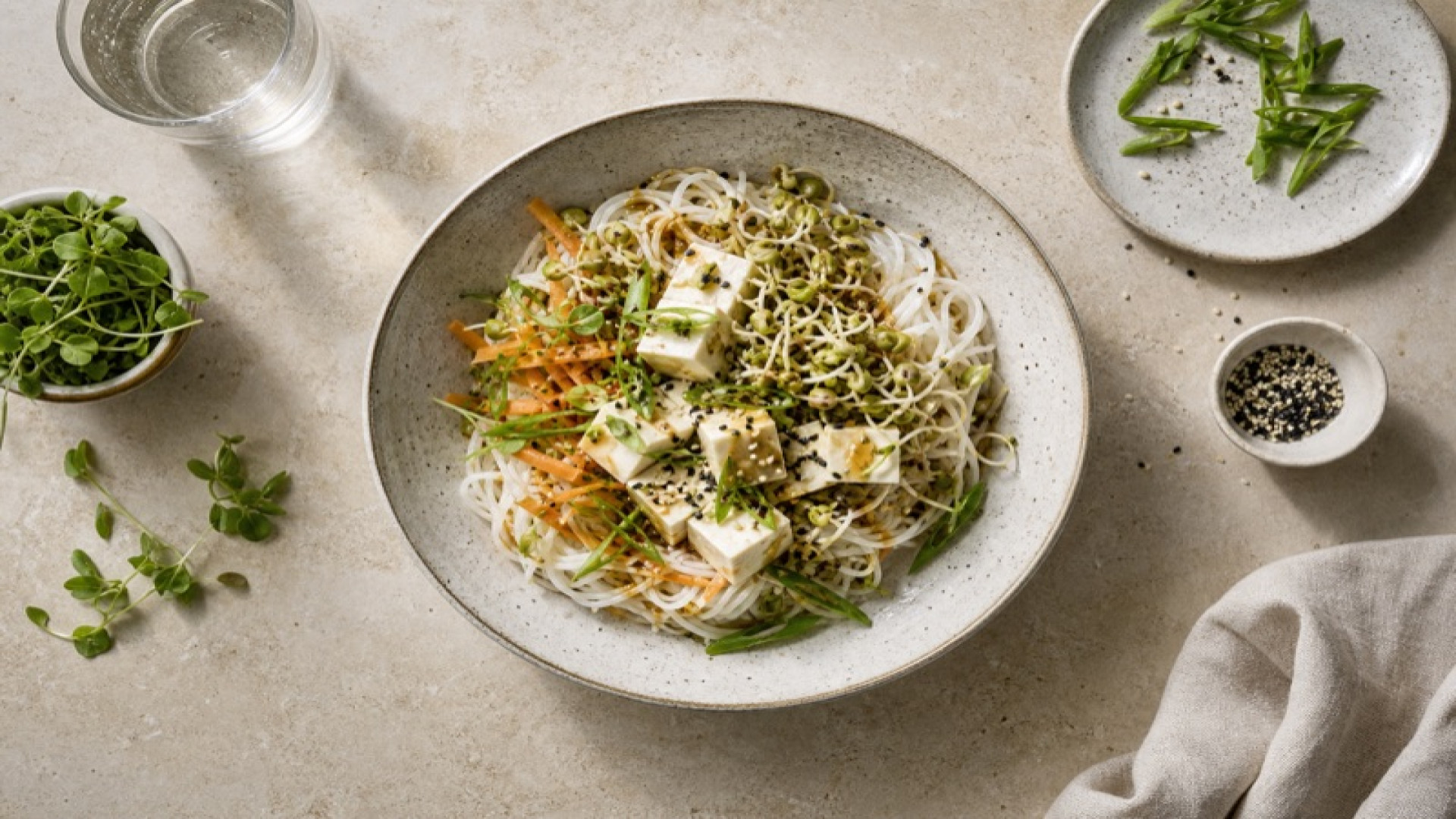 Seidentofu-Bowl mit Reisnudeln und Linsensprossen