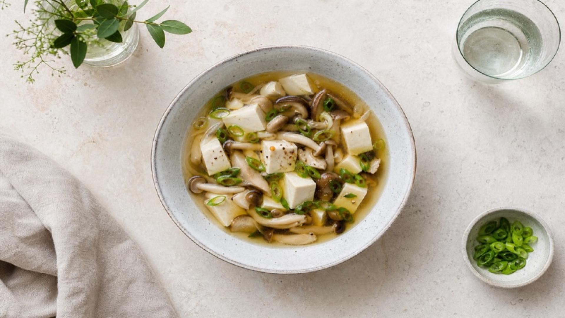 Seidentofu-Suppe mit Mischpilzen und Frühlingszwiebeln
