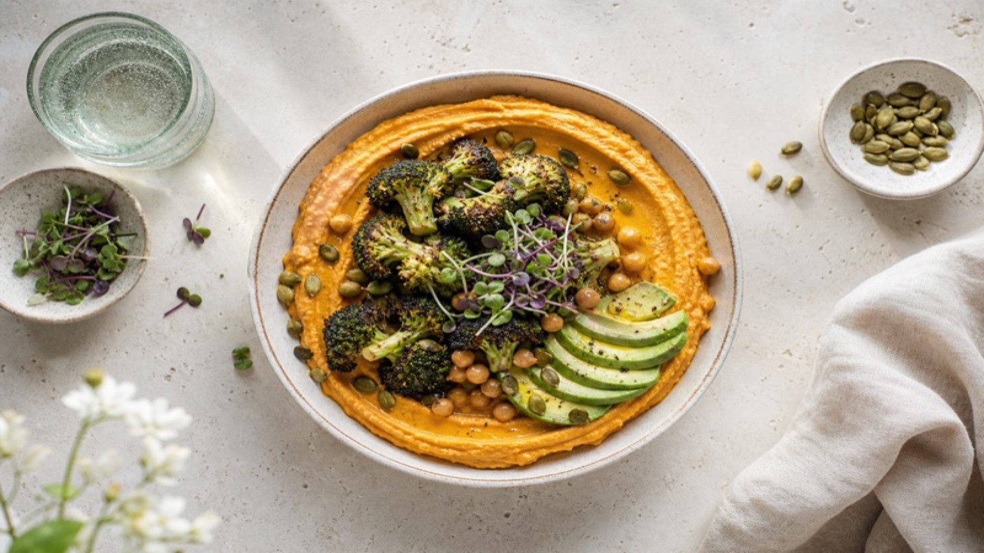 Süßkartoffel-Hummus-Bowl mit geröstetem Brokkoli