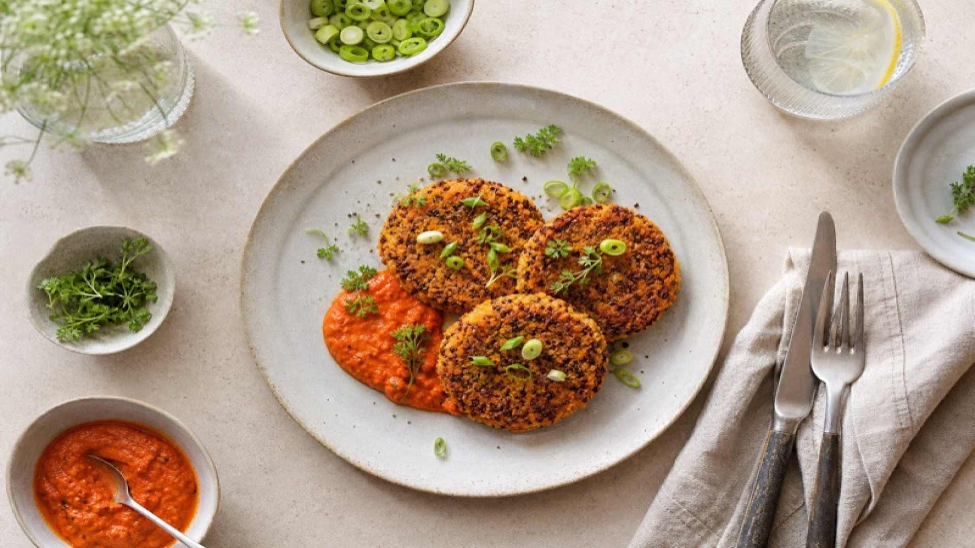 Süßkartoffel-Quinoa-Patties mit Ajvar