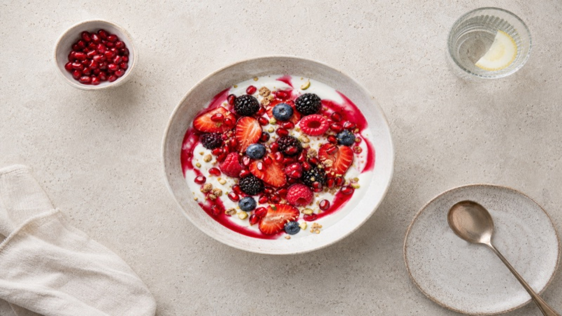 Skyr-Bowl mit Beerenmischung und Granatapfelsirup