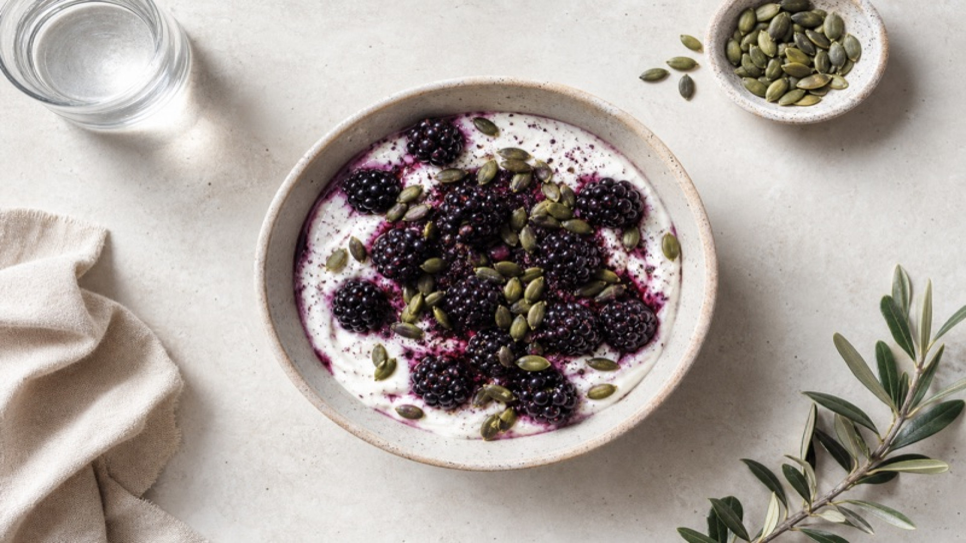 Skyr-Bowl mit Brombeeren und gerösteten Kürbiskernen