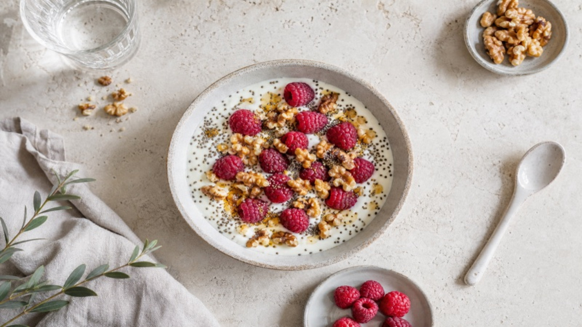 Skyr-Bowl mit gerösteten Walnüssen und Himbeeren