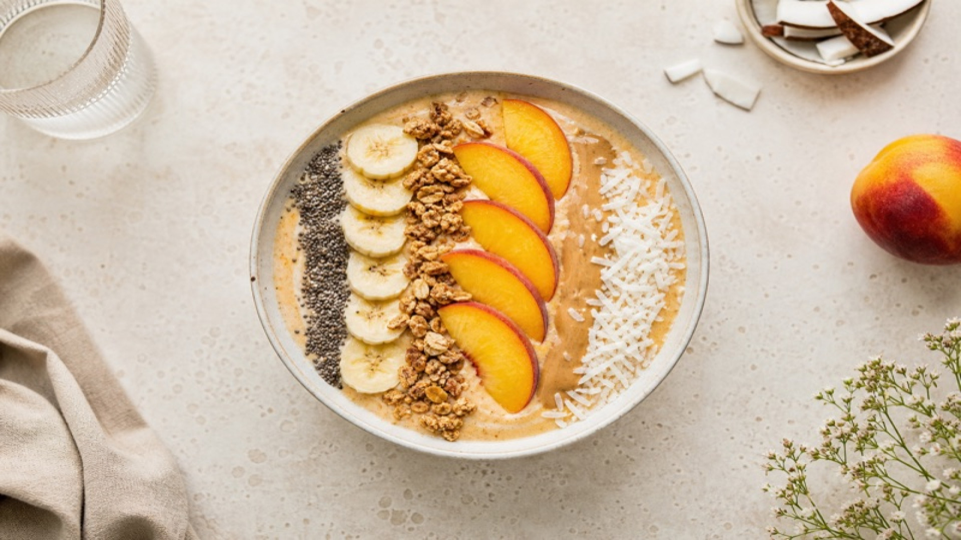 Smoothie Bowl mit Kokos und Pfirsich