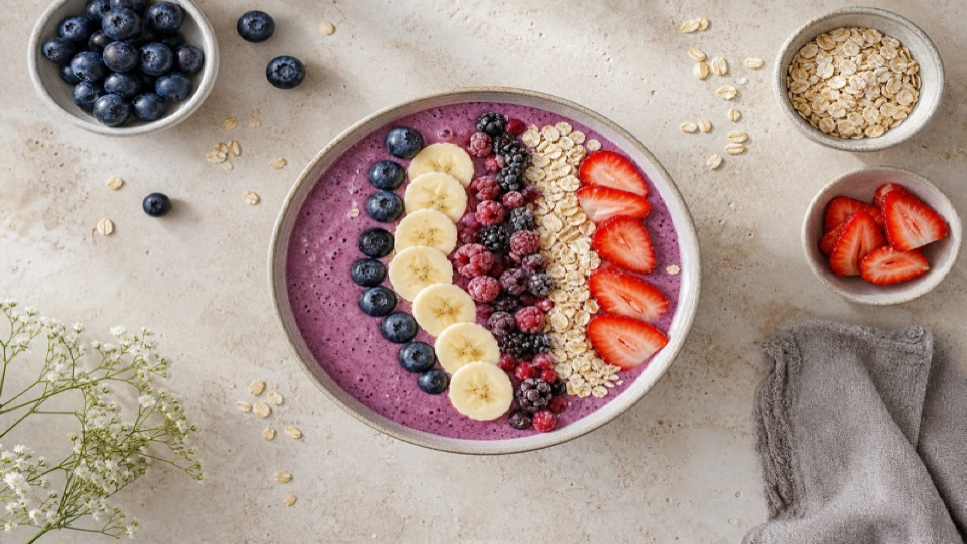 Smoothie-Bowl mit Topping