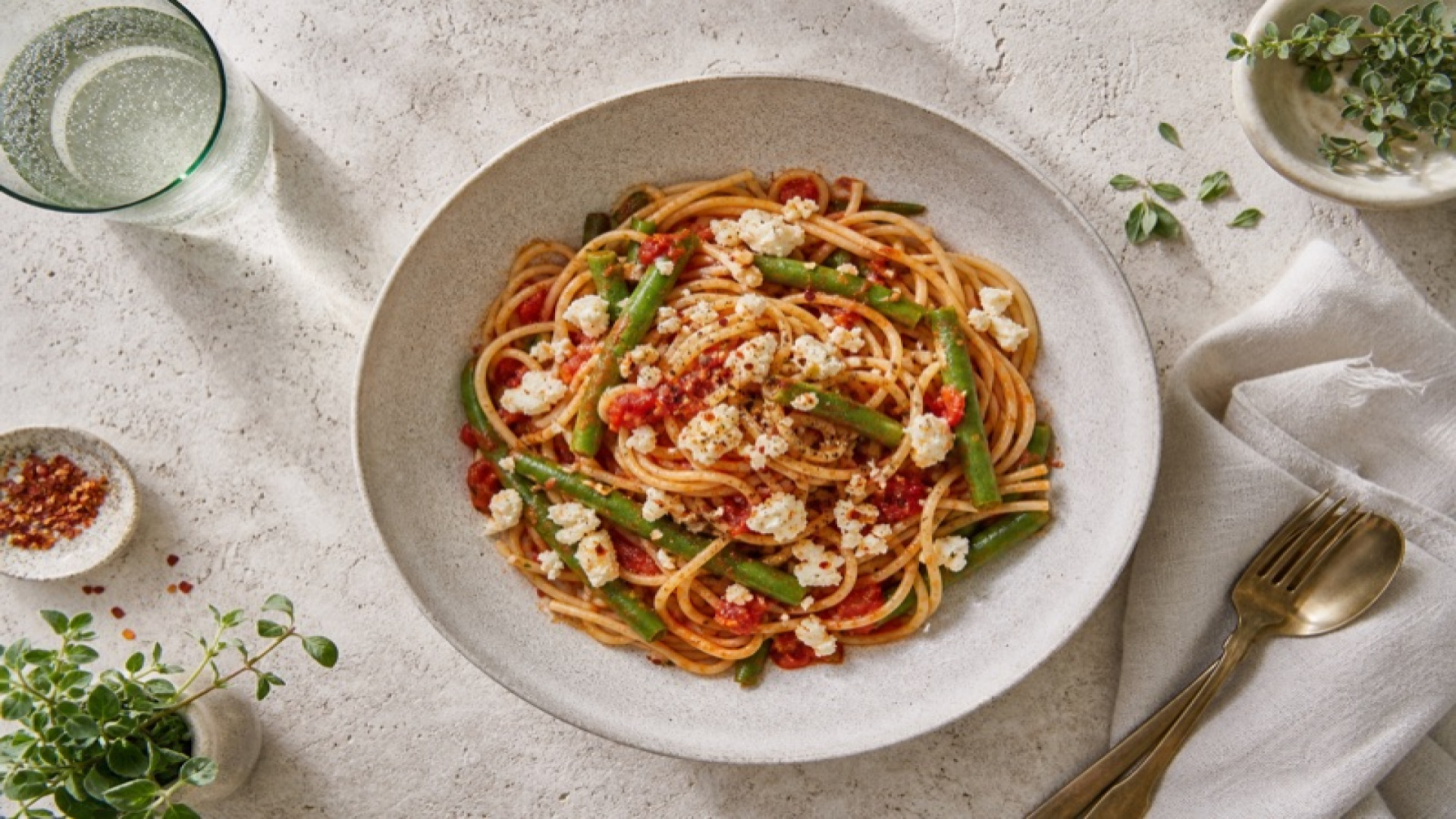 Spaghetti all'Arrabiata mit Schafskäse und grünen Bohnen