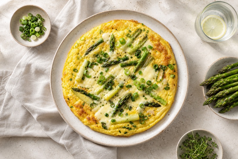 Spargel-Omelett mit Frühlingszwiebeln und Schmelzkäse