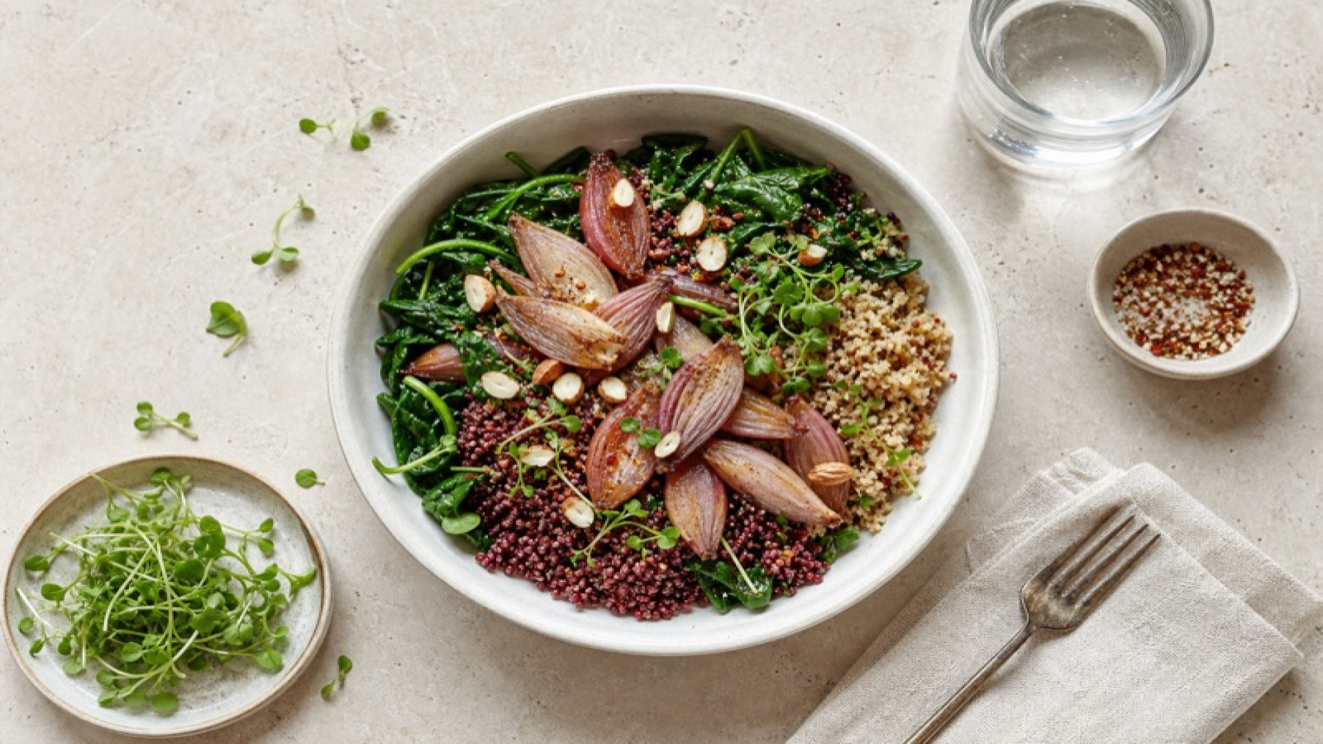 Spinat-Amaranth-Bowl mit gedünsteten Schalotten