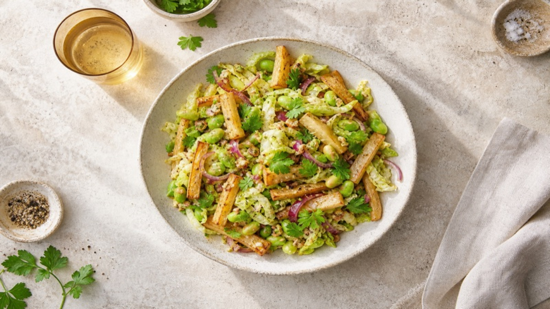 Spitzkohl-Sojabohnen-Salat mit gerösteter Pastinake