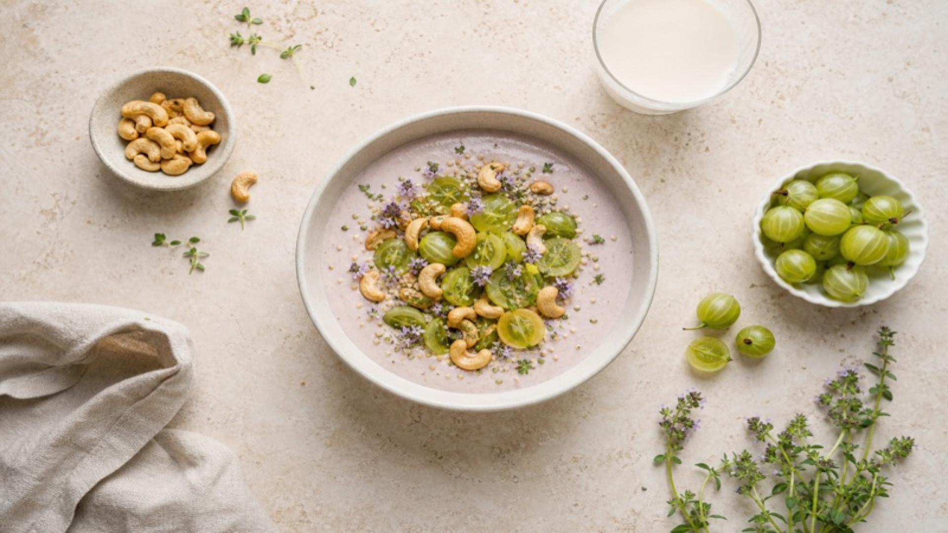 Stachelbeeren-Bowl mit Mandeldrink und gerösteten Cashews