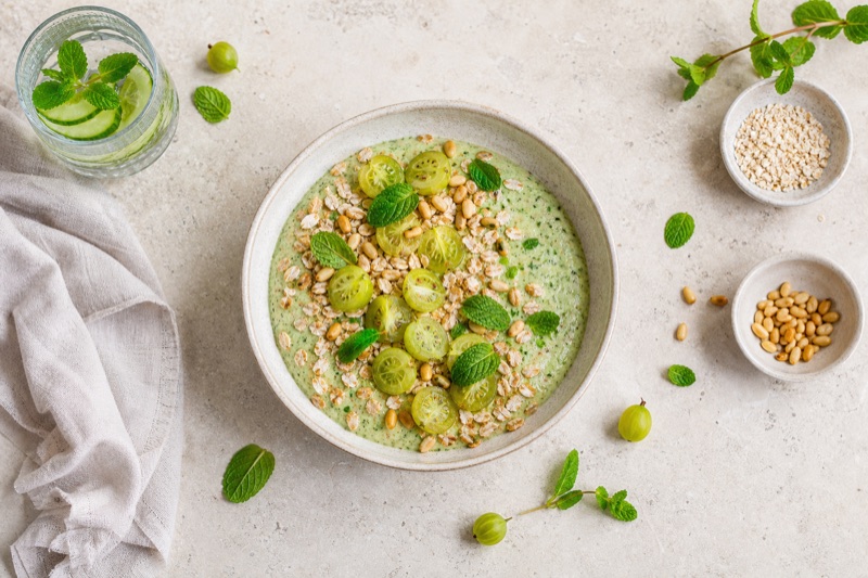 Stachelbeer-Minze-Bowl mit Dinkelflocken und Pinienkernen