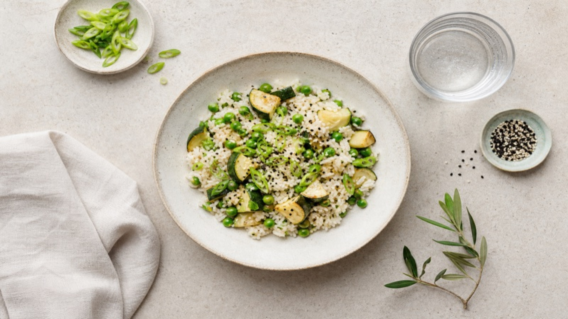 Sushi-Reis-Bowl mit gegarten Erbsen und Zucchini