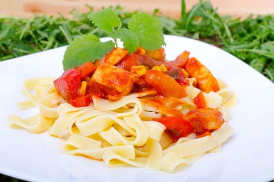 Tagliatelle mit Hähnchen in Tomatensoße