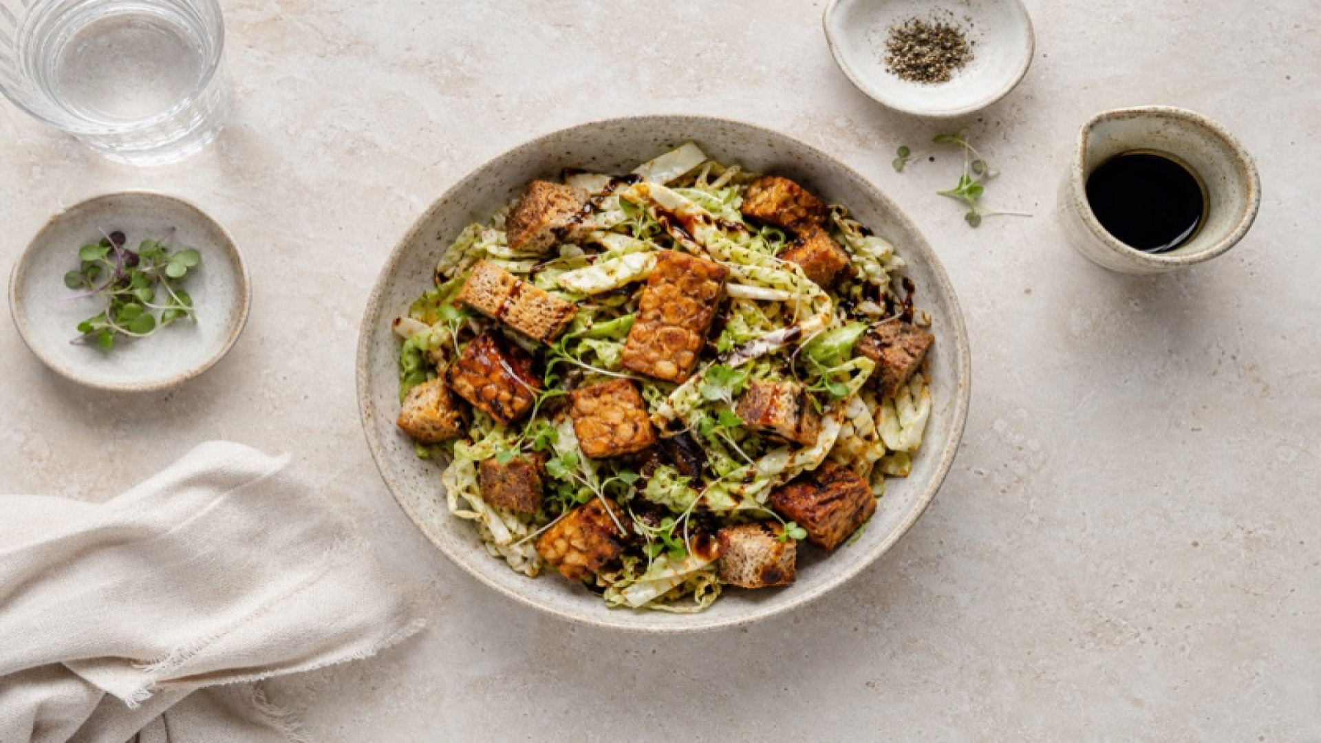 Tempeh-Brötchen-Bowl mit Spitzkohl und Balsamico