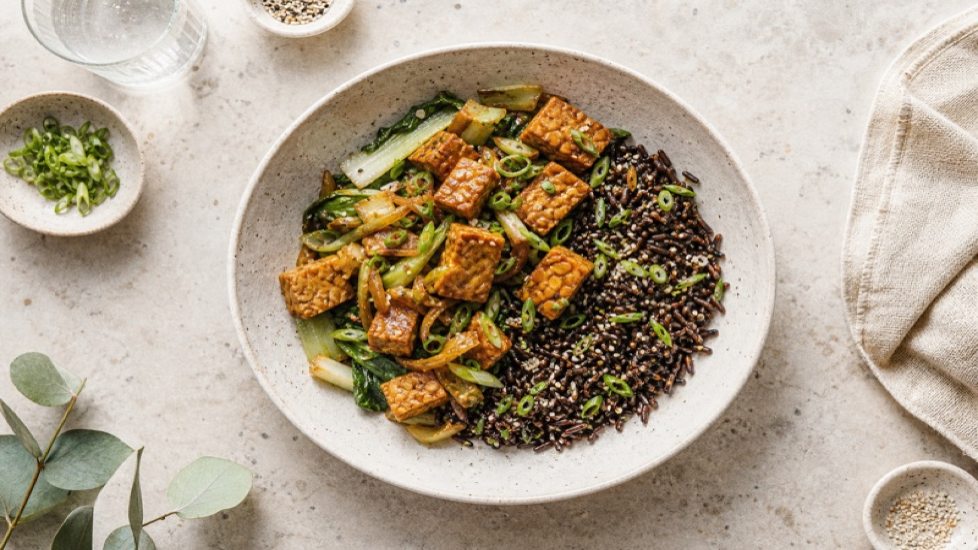 Tempeh-Miso-Pfanne mit Pak-Choi-Ersatz und Wildreis
