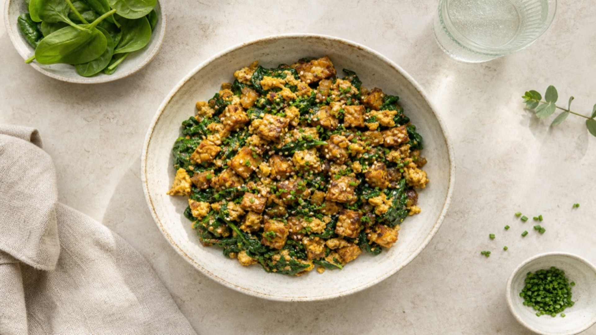 Tempeh-Scramble mit jungem Spinat und Sojaglasur