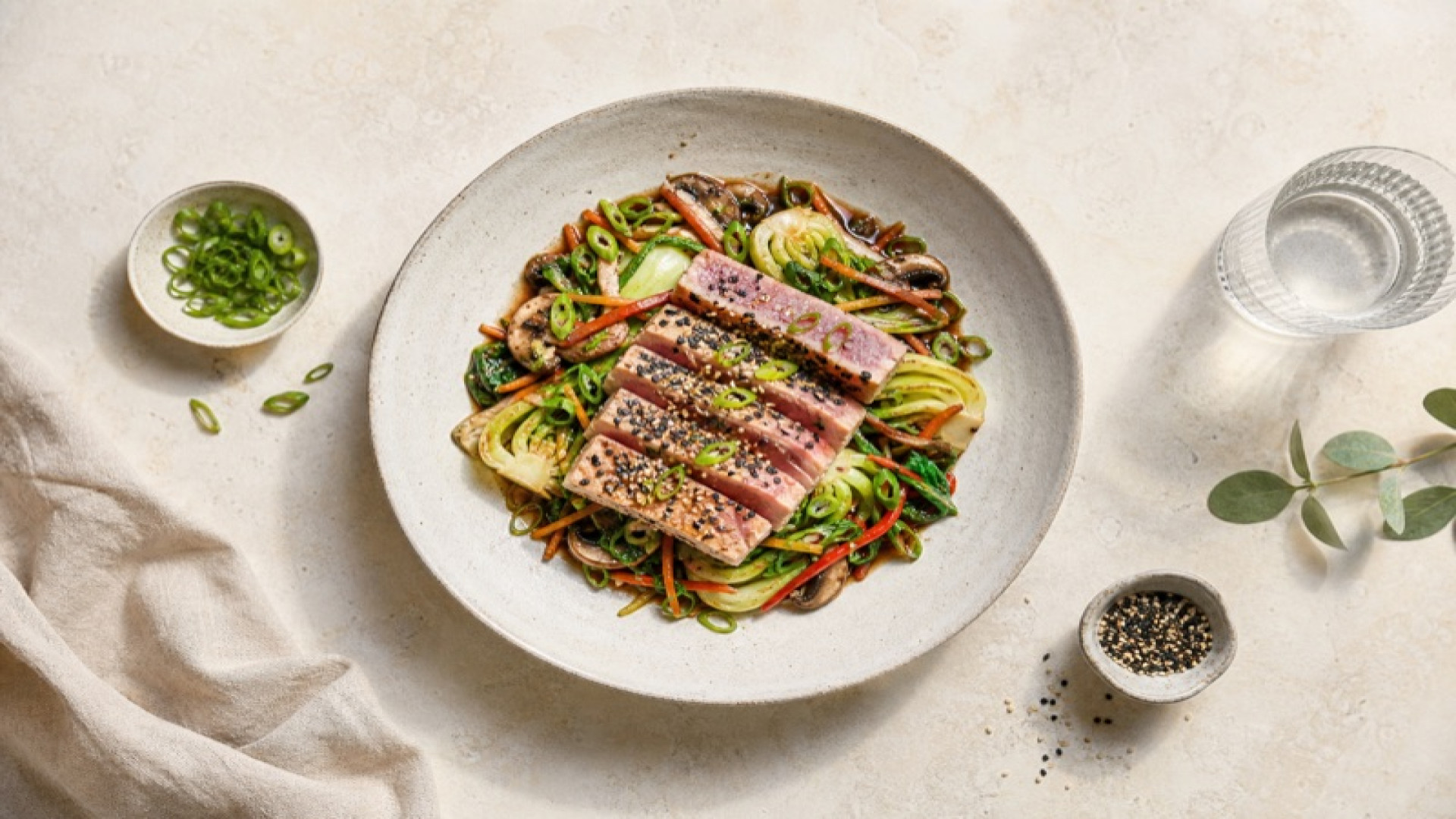 Thunfischsteak auf asiatischem Gemüse mit Sojasauce