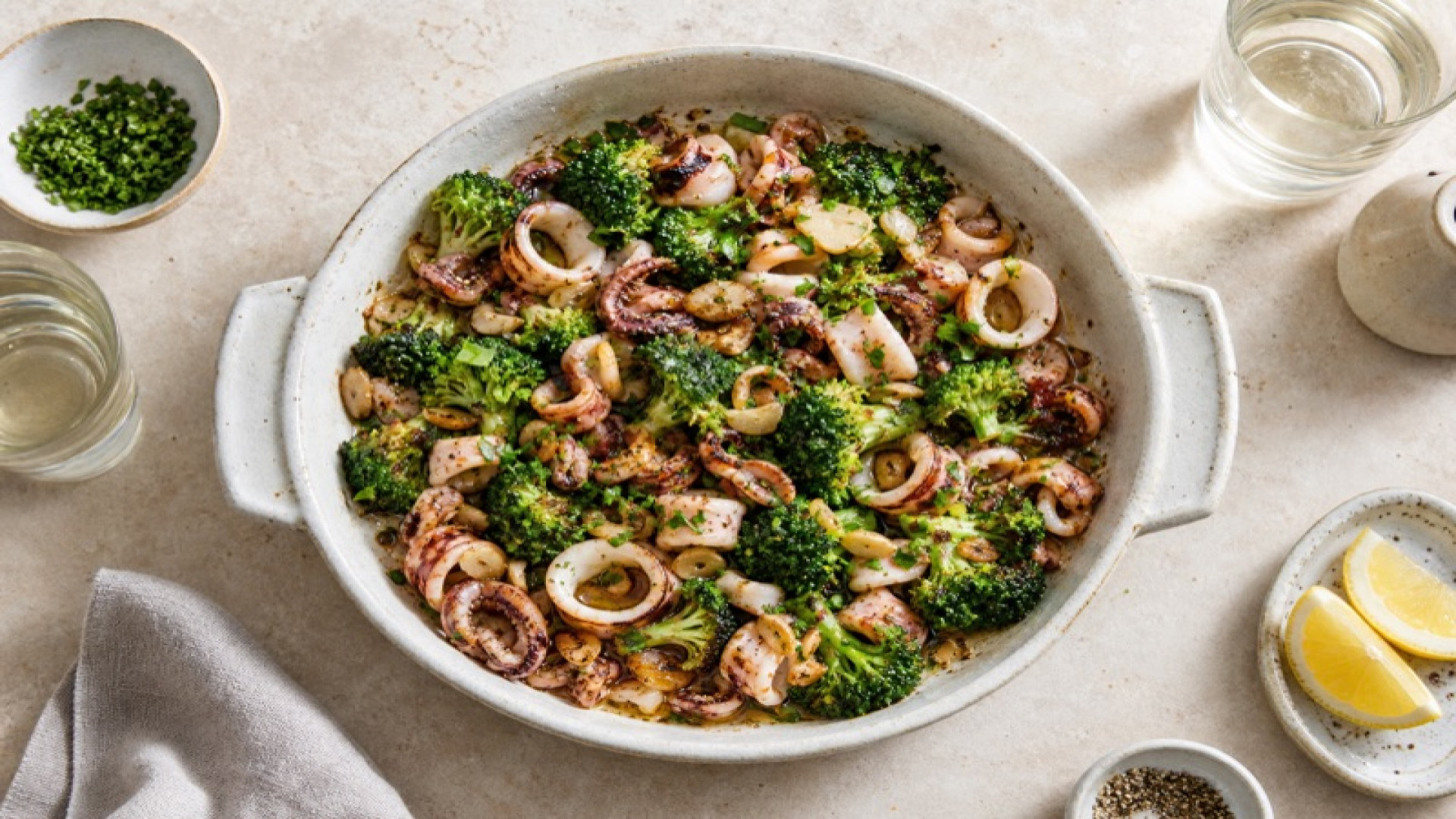 Tintenfisch-Pfanne mit Broccoli und Knoblauch