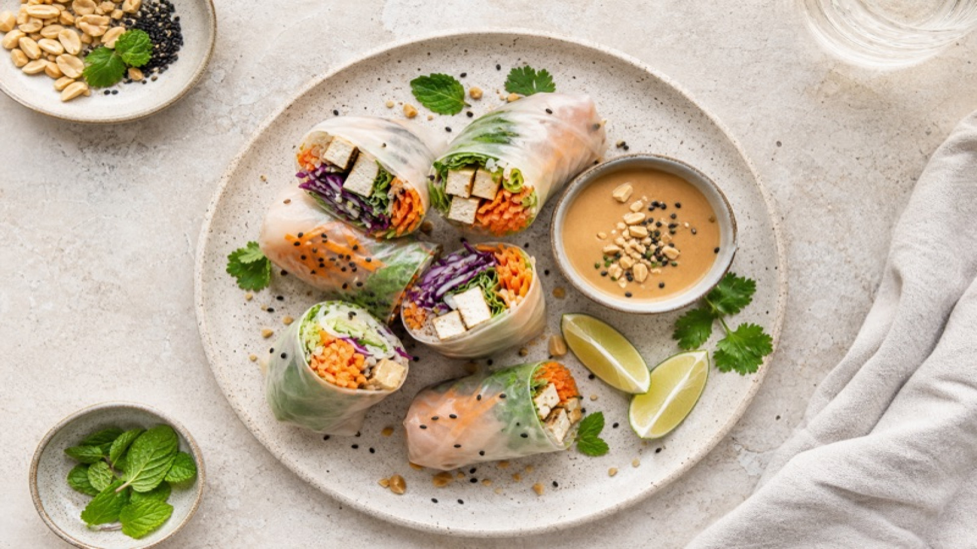 Tofu-Reispapier-Rolls mit Erdnuss-Dip