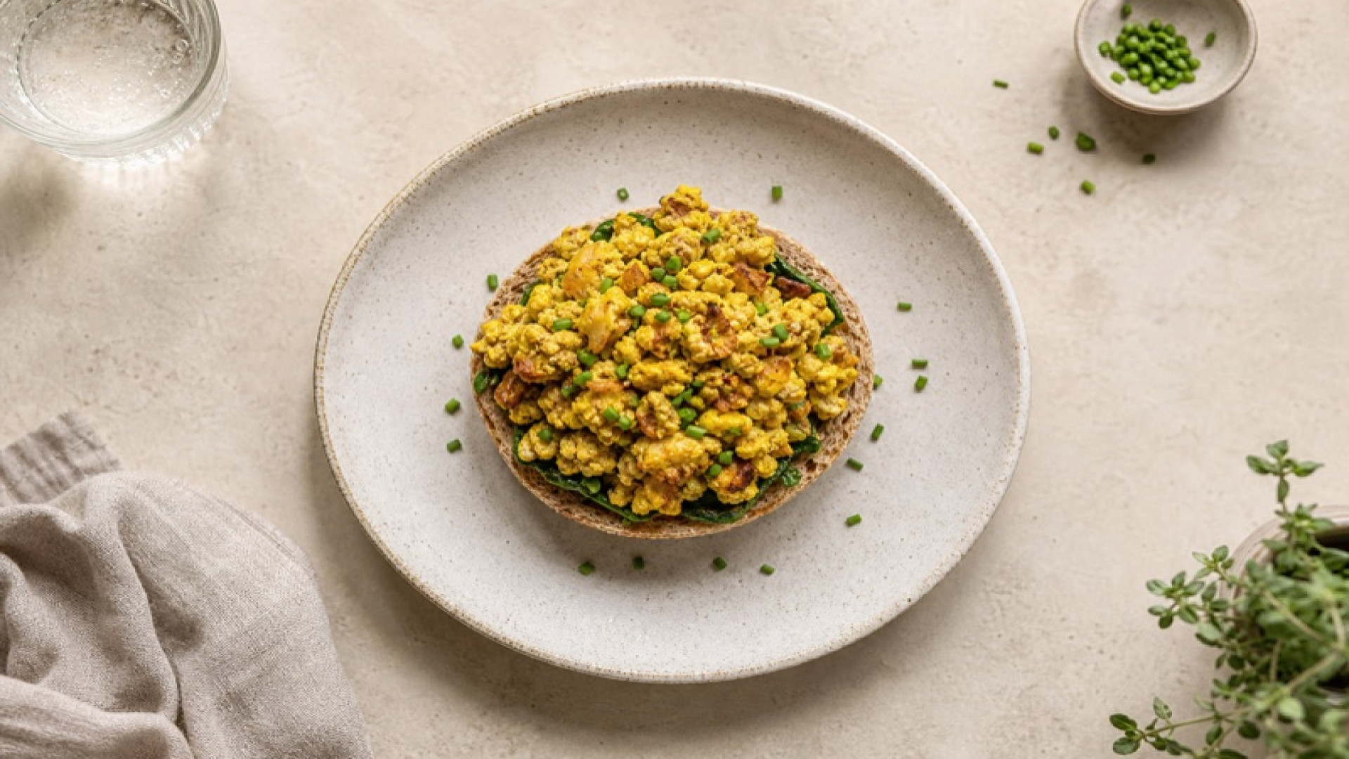 Tofu-Scramble auf Vollkornbrötchen